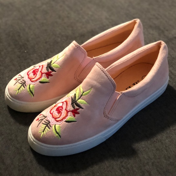 Floral embroidered slip on sneakers NIB - Picture 2 of 4